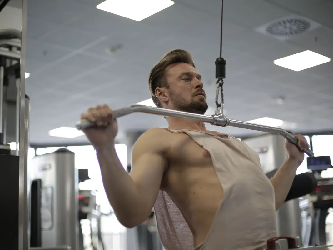 How To Do A Lat Pulldown Correctly lat pulldown